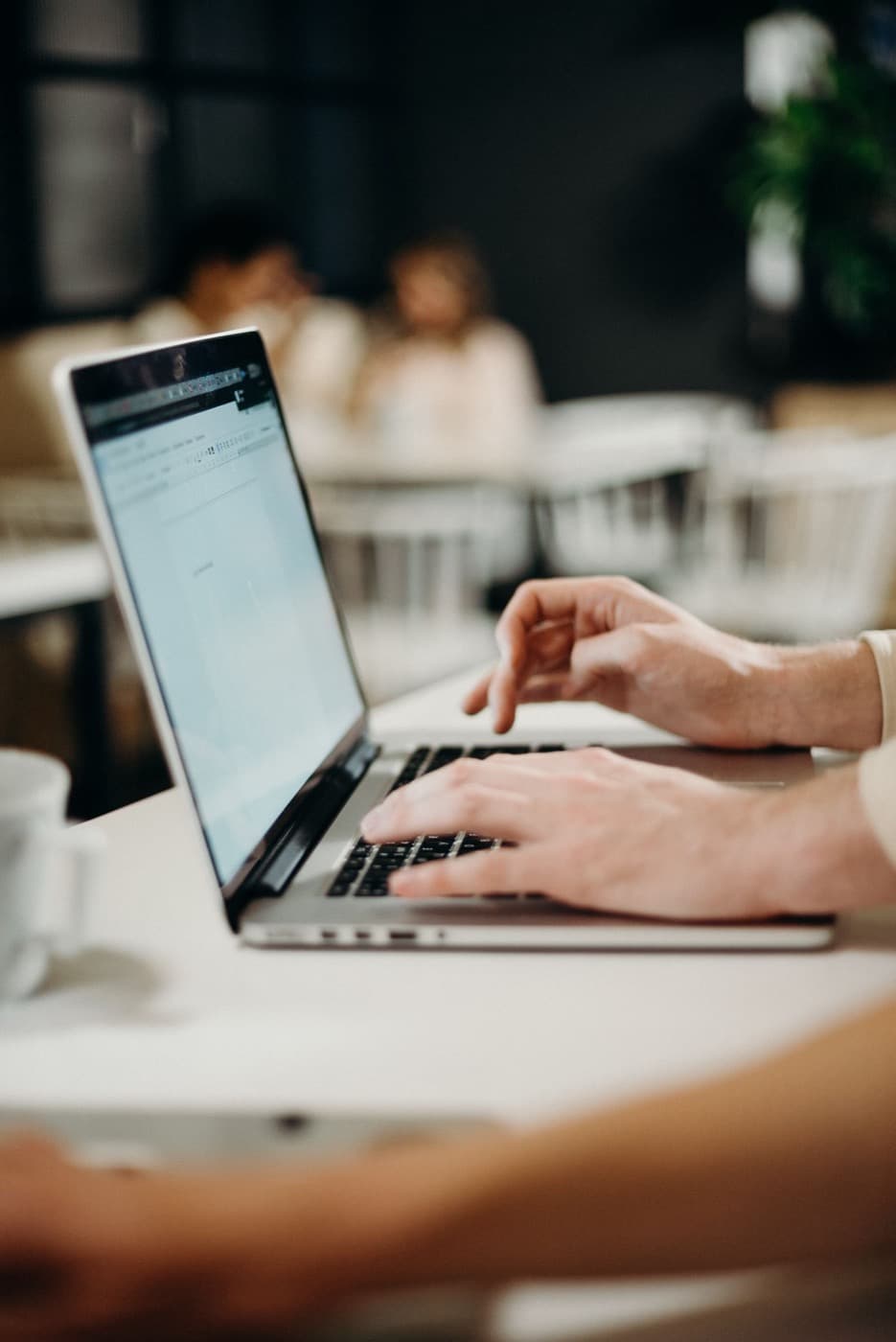 Personne rédigeant un e-mail professionnel sur ordinateur portable