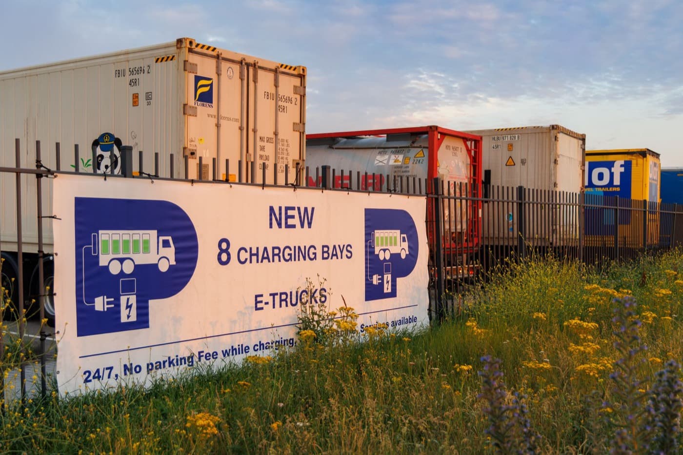 Camion électrique en charge sur une borne en Europe