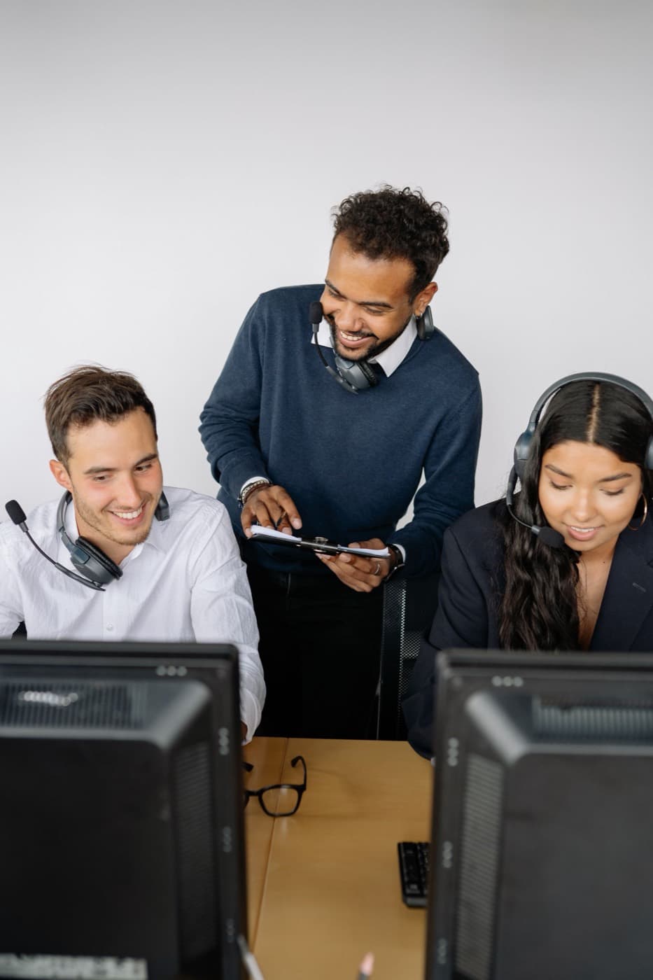 Formateur accompagnant deux salariés à leur poste