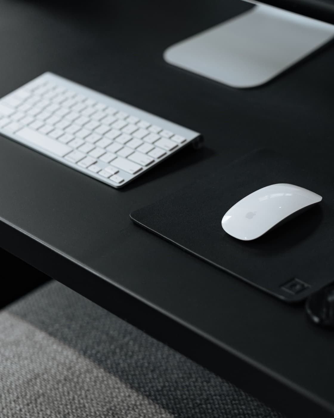 Poste de travail épuré avec clavier et souris