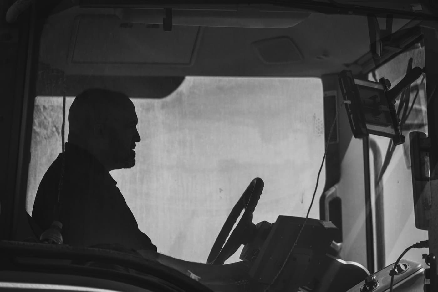 Chauffeur routier souriant devant son véhicule