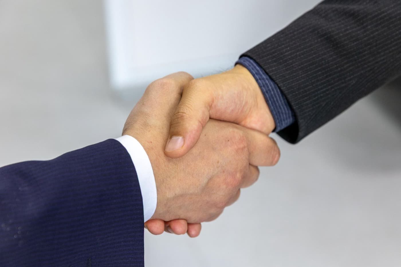 Poignée de main entre deux dirigeants lors d'un rendez-vous professionnel